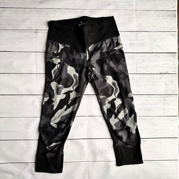 Athleta Pants - Athleta Camo Relay Capri 2.0 leggings style 347929 size M